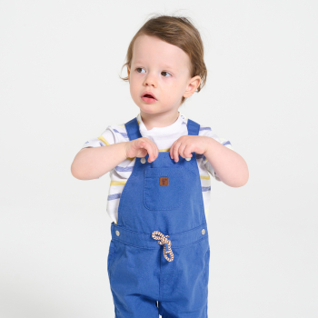 سالوبيت قصير وتيشيرت مخطط، باللون الأزرق للفتيان الصغار.